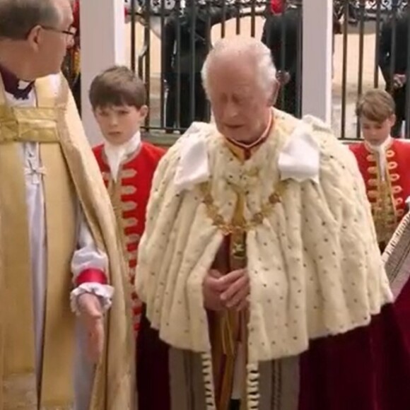 George de Galles a joué comme prévu le rôle du page de son grand-père, le roi Charles III @ France 2