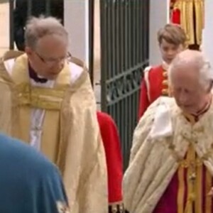 George de Galles a joué comme prévu le rôle du page de son grand-père, le roi Charles III @ France 2