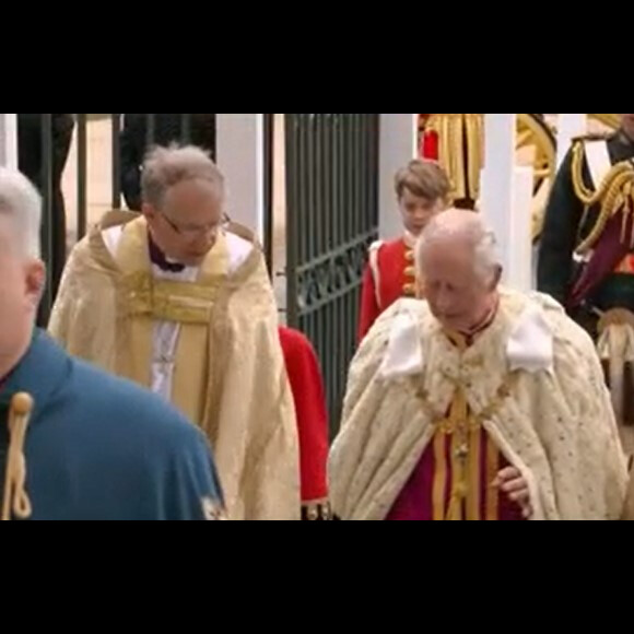 George de Galles a joué comme prévu le rôle du page de son grand-père, le roi Charles III @ France 2