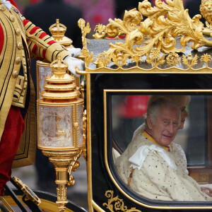 Le roi Charles III d'Angleterre et Camilla Parker Bowles, reine consort d'Angleterre, quittent le palais de Buckingham palace en carrosse pour l'abbaye de Westminster de Londres Le roi Charles III d'Angleterre et Camilla Parker Bowles, reine consort d'Angleterre, quittent le palais de Buckingham palace en carrosse Diamond Jubilee State Coach pour l'abbaye de Westminster de Londres, Royaume Uni, avant leur cérémonie de couronnement, le 6 mai 2023. 