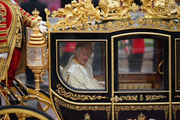 Le roi Charles III d'Angleterre et Camilla Parker Bowles, reine consort d'Angleterre, quittent le palais de Buckingham palace en carrosse pour l'abbaye de Westminster de Londres Le roi Charles III d'Angleterre et Camilla Parker Bowles, reine consort d'Angleterre, quittent le palais de Buckingham palace en carrosse Diamond Jubilee State Coach pour l'abbaye de Westminster de Londres, Royaume Uni, avant leur cérémonie de couronnement, le 6 mai 2023. 
