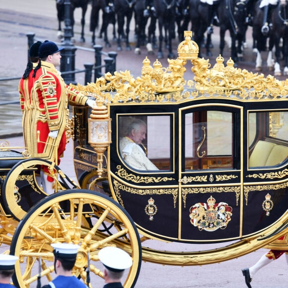 Le roi Charles III d'Angleterre et Camilla Parker Bowles, reine consort d'Angleterre, quittent le palais de Buckingham palace en carrosse pour l'abbaye de Westminster de Londres Le roi Charles III d'Angleterre et Camilla Parker Bowles, reine consort d'Angleterre, quittent le palais de Buckingham palace en carrosse Diamond Jubilee State Coach pour l'abbaye de Westminster de Londres, Royaume Uni, avant leur cérémonie de couronnement, le 6 mai 2023. 