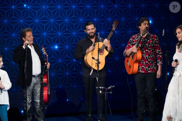 Exclusif - Elisa Tovati et 16 enfants de la chorale CAP, Chico and the Gypsies - Enregistrement de l'émission "La Boîte à secrets 3" à Paris, présentée par F.Bollaert, et qui sera diffusée le 7 février sur France 3. Le 22 janvier 2020 © Tiziano Da Silva / Bestimage