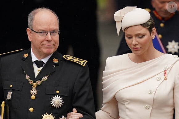 Une promesse tenue, puisque c'est bien accompagné de son épouse qu'il s'est rendu ce samedi à Westminster Abbaye.
Le prince Albert II et la princesse Charlène de Monaco - Les invités à la cérémonie de couronnement du roi d'Angleterre à l'abbaye de Westminster de Londres, Royaume Uni, le 6 mai 2023. 