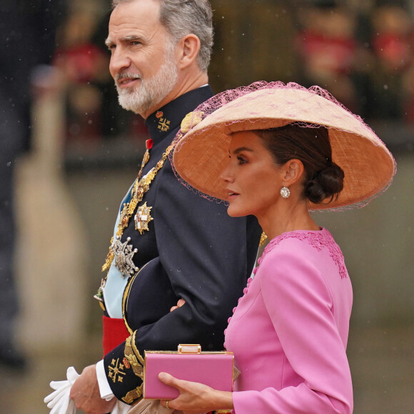 Très élégant dans son smoking, le prince avait l'air ravi de vivre ce beau rassemblement de familles royales étrangères et s'en souviendra sûrement longtemps.
Le roi Felipe VI et la reine Letizia d'Espagne - Les invités à la cérémonie de couronnement du roi d'Angleterre à l'abbaye de Westminster de Londres, Royaume Uni, le 6 mai 2023.