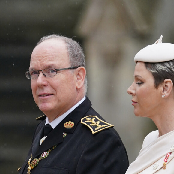 Le prince Albert II de Monaco et La princesse Charlène de Monaco - Les invités arrivent à la cérémonie de couronnement du roi d'Angleterre à l'abbaye de Westminster de Londres, Royaume Uni, le 6 mai 2023.