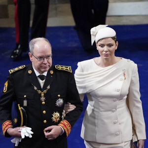 S'il y a bien un chef d'état étranger qui n'a pas fait traîner le suspense sur sa participation au couronnement de Charles III, c'est bien Albert de Monaco
Le prince Albert II et la princesse Charlène de Monaco - Les invités à la cérémonie de couronnement du roi d'Angleterre à l'abbaye de Westminster de Londres.