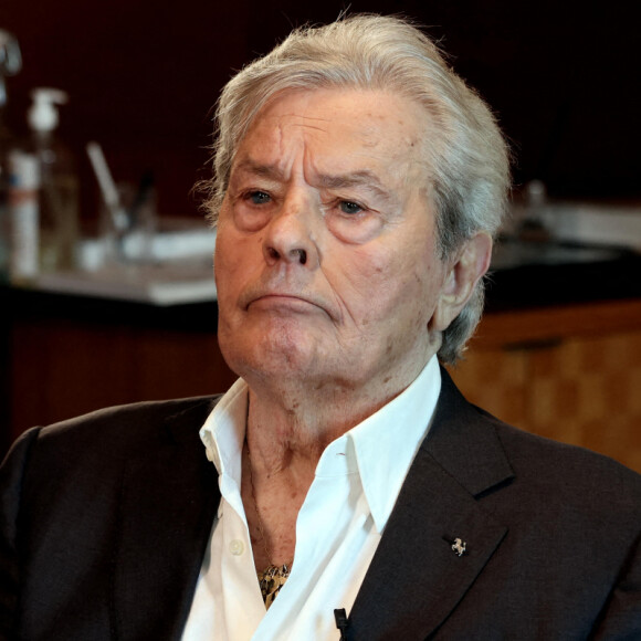 Sa filmographie a toujours fasciné autant que ses facettes cachées... notamment sa vie privée, romantique.
Alain Delon lors d'un tournage avec Cyril Viguier sur la terrasse du siège de Vivendi à Paris. © Dominique Jacovides / Bestimage