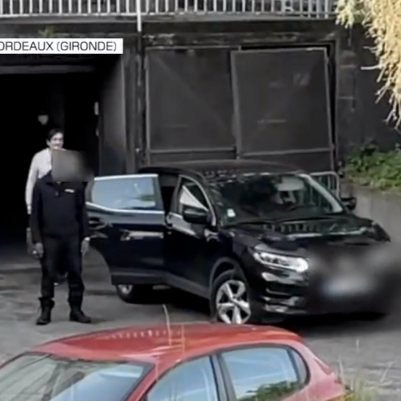 On l'aperçoit monter dans une voiture noire qui est celle de sa soeur.
Pierre Palmade sort du CHU de Bordeaux