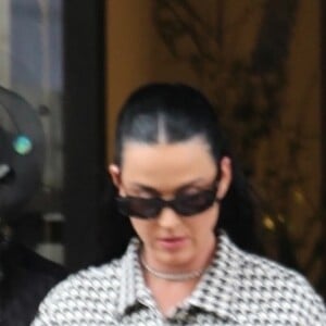 Heureusement, Katy Perry sera bien là.
Katy Perry quitte son hôtel londonien, avant le concert du couronnement au château de Windsor, le 7 mai 2023.