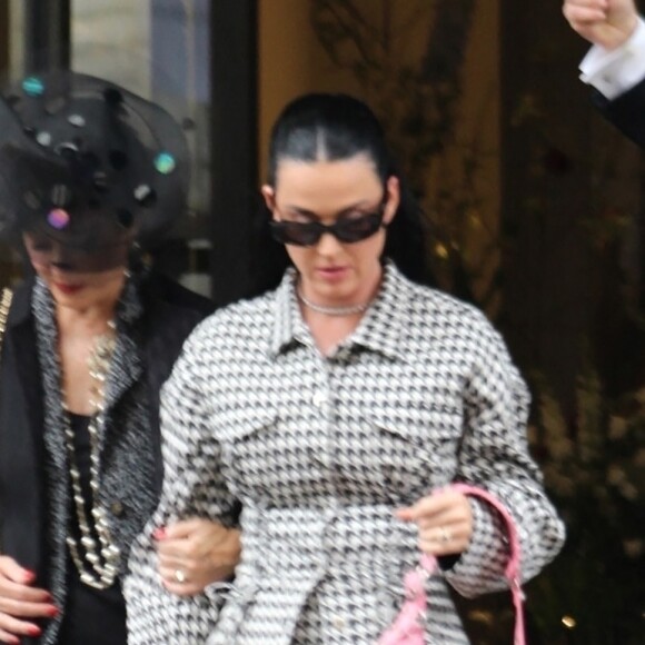 Heureusement, Katy Perry sera bien là.
Katy Perry quitte son hôtel londonien, avant le concert du couronnement au château de Windsor, le 7 mai 2023.