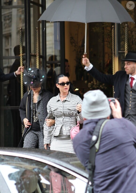 Katy Perry quitte son hôtel londonien, avant le concert du couronnement au château de Windsor, le 7 mai 2023.