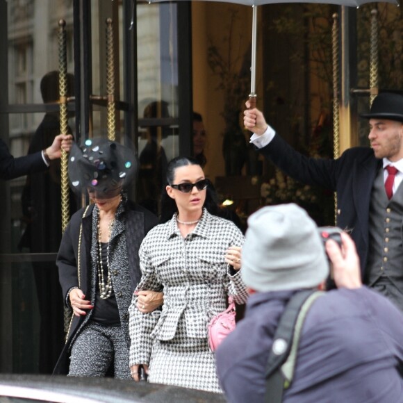 Katy Perry quitte son hôtel londonien, avant le concert du couronnement au château de Windsor, le 7 mai 2023.