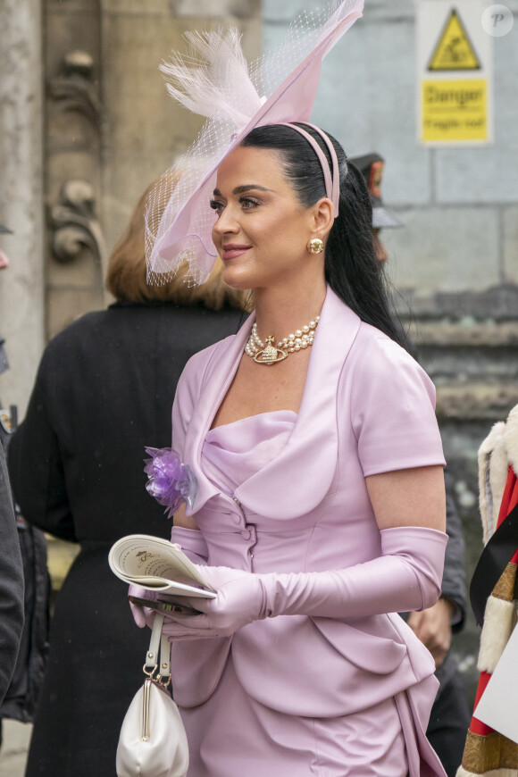 Arrivée à Londres il y a plusieurs jours, elle a assisté à la messe ce samedi.
Katy Perry - Sortie de la cérémonie de couronnement du roi d'Angleterre à l'abbaye de Westminster de Londres, Royaume Uni, le 6 mai 2023. 