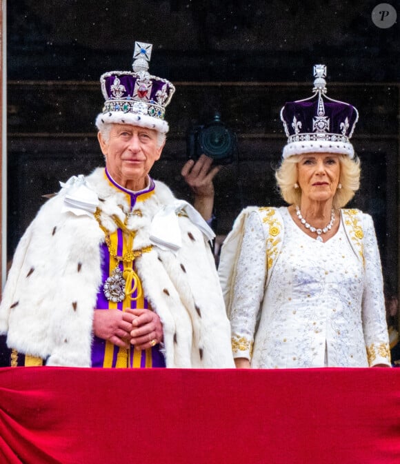 Le concert du couronnement a encore connu une défection ce dimanche matin.
Le roi Charles III d'Angleterre et Camilla Parker Bowles, reine consort d'Angleterre - La famille royale britannique salue la foule sur le balcon du palais de Buckingham lors de la cérémonie de couronnement du roi d'Angleterre à Londres. 