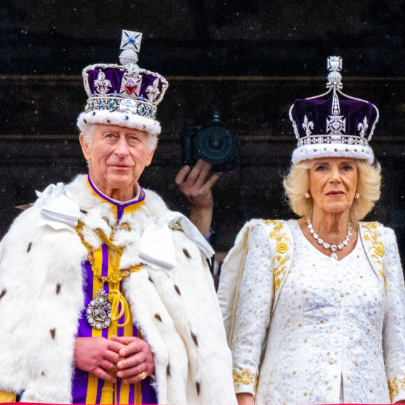 Le concert du couronnement a encore connu une défection ce dimanche matin.
Le roi Charles III d'Angleterre et Camilla Parker Bowles, reine consort d'Angleterre - La famille royale britannique salue la foule sur le balcon du palais de Buckingham lors de la cérémonie de couronnement du roi d'Angleterre à Londres. 