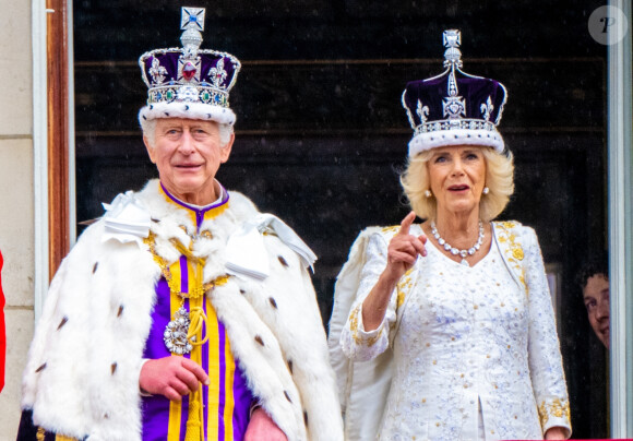 Tom Cruise et Winnie l'Ourson devraient également être là.
Le roi Charles III d'Angleterre et Camilla Parker Bowles, reine consort d'Angleterre - La famille royale britannique salue la foule sur le balcon du palais de Buckingham lors de la cérémonie de couronnement du roi d'Angleterre à Londres le 5 mai 2023. 