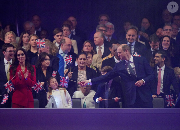 Il a ensuite rejoint, côté audience, son épouse Kate Middleton et leurs deux plus grands enfants.
Kate Middleton, la princesse Charlotte, le prince George, le prince William - Concert du couronnement au château de Windsor. Le 7 mai 2023. @ Yui Mok/PA Photos/ABACAPRESS.COM