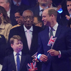 Le prince George de Galles et le prince William au concert du couronnement du roi et de la reine dans l'enceinte du château de Windsor, Royaume Uni, le 7 mai 2023.