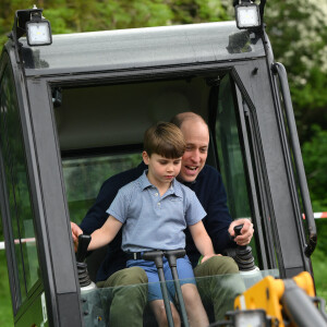 Il réalisait, pour la première fois, une mission bénévole en tant que membre officiel de la famille royale.
Le prince William, Kate Middleton et leurs enfants participent à la journée du bénévolat "Big Help Out" à Slough. Le 8 mai 2023.