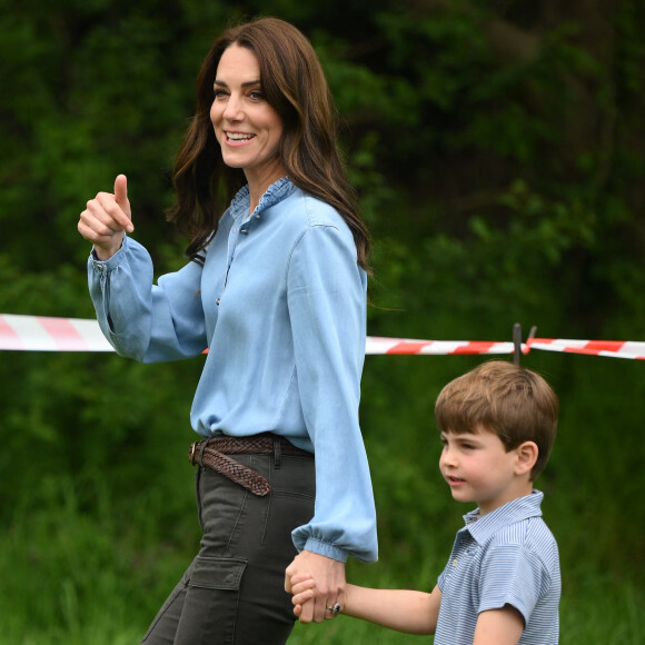 Le prince William, Kate Middleton et leurs enfants George, Charlotte et Louis participent à la journée du bénévolat "Big Help Out" à Slough. Le 8 mai 2023.