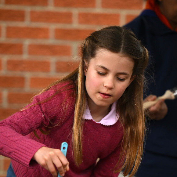 Le 8 mai 2023 a été rendu férié en la mémoire du couronnement pour que chacun puisse se porter volontaire.
Le prince William, Kate Middleton et leurs enfants George, Charlotte et Louis participent à la journée du bénévolat "Big Help Out" à Slough. Le 8 mai 2023.