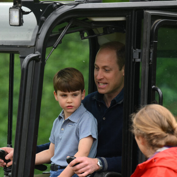 Le prince William, Kate Middleton et leurs enfants George, Charlotte et Louis participent à la journée du bénévolat "Big Help Out" à Slough. Le 8 mai 2023.