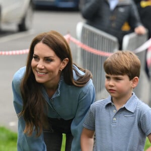 Le prince William, Kate Middleton et leurs enfants George, Charlotte et Louis participent à la journée du bénévolat "Big Help Out" à Slough. Le 8 mai 2023.