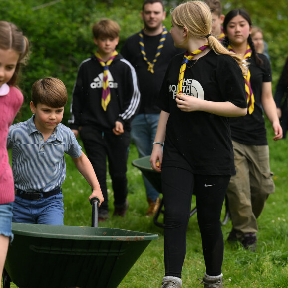 Le prince William, Kate Middleton et leurs enfants George, Charlotte et Louis participent à la journée du bénévolat "Big Help Out" à Slough. Le 8 mai 2023.