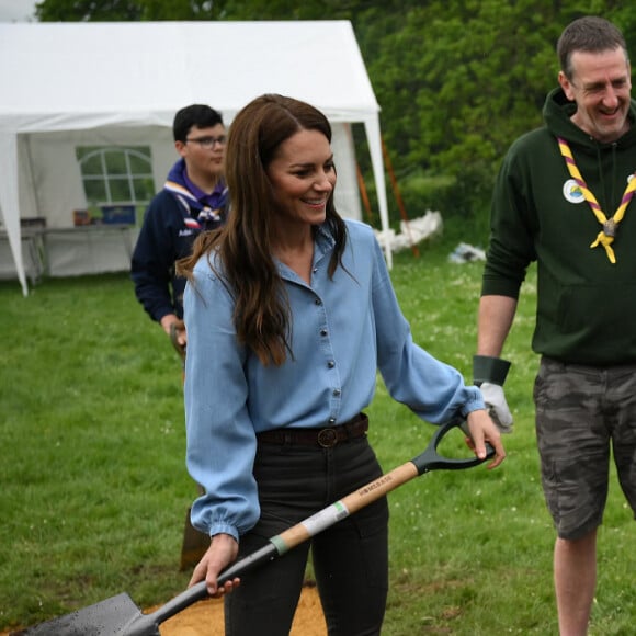 Le prince William, Kate Middleton et leurs enfants George, Charlotte et Louis participent à la journée du bénévolat "Big Help Out" à Slough. Le 8 mai 2023.