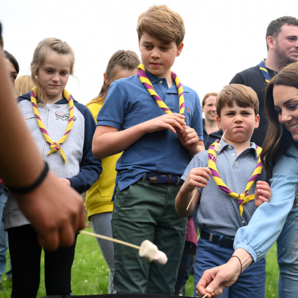 Le prince William, Kate Middleton et leurs enfants George, Charlotte et Louis participent à la journée du bénévolat "Big Help Out" à Slough. Le 8 mai 2023.