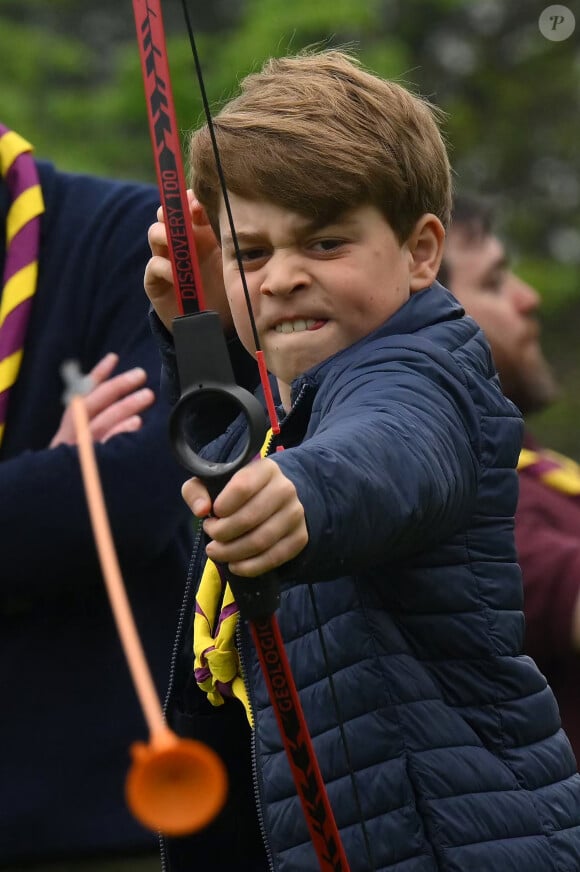 Le prince William, Kate Middleton, George, Charlotte et Louis sont donc allés participer à la reconstruction d'un camps scout.
Le prince William, Kate Middleton et leurs enfants George, Charlotte et Louis participent à la journée du bénévolat "Big Help Out" à Slough. Le 8 mai 2023.