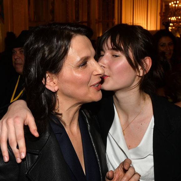 Juliette Binoche et sa fille Hannah Magimel - L'actrice reçoit le "French Cinema Award Unifrance" au ministère de la Culture à Paris, le 19 janvier 2018. © Veeren/Bestimage