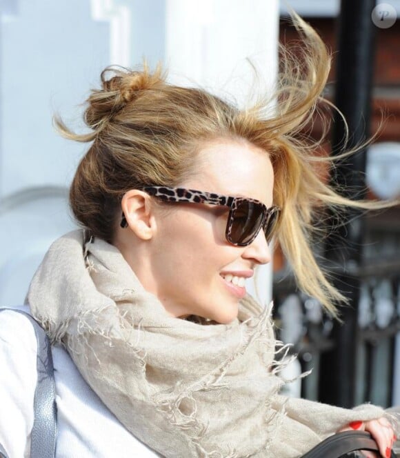 Kylie Minogue sortant de son appartement à Londres le 26 février 2010