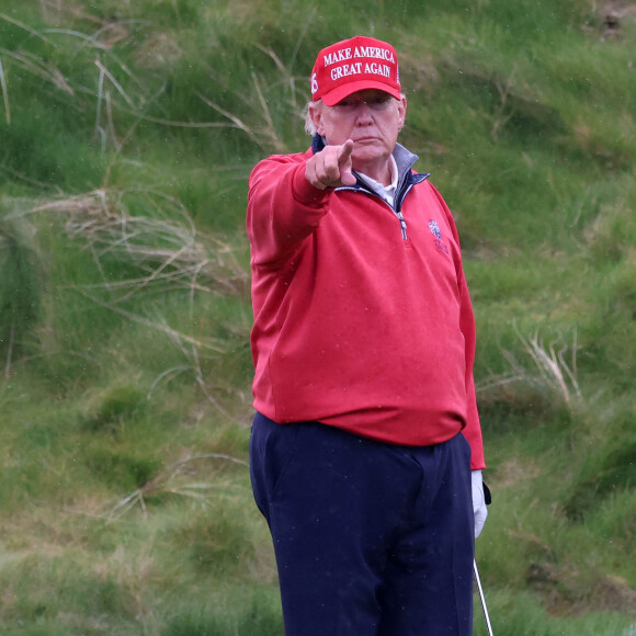 "Les délibérations du jury composé de neuf membres ont commencé après que le juge Lewis Kaplan a donné au panel des instructions finales et un formulaire de verdict devant le tribunal de district américain de Manhattan", a rapporté BFMTV. 
Donald Trump fait une partie de golf sur le green de son premier club de golf en Irlande à Doonbeg. Le 4 mai 2023 