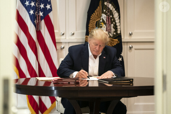 Le président des Etats-Unis Donald Trump en plein travail depuis le centre médical militaire national Walter Reed à Bethesda, alors qu'il est hospitalisé car testé positif au Covid-19 (Coronavirus).