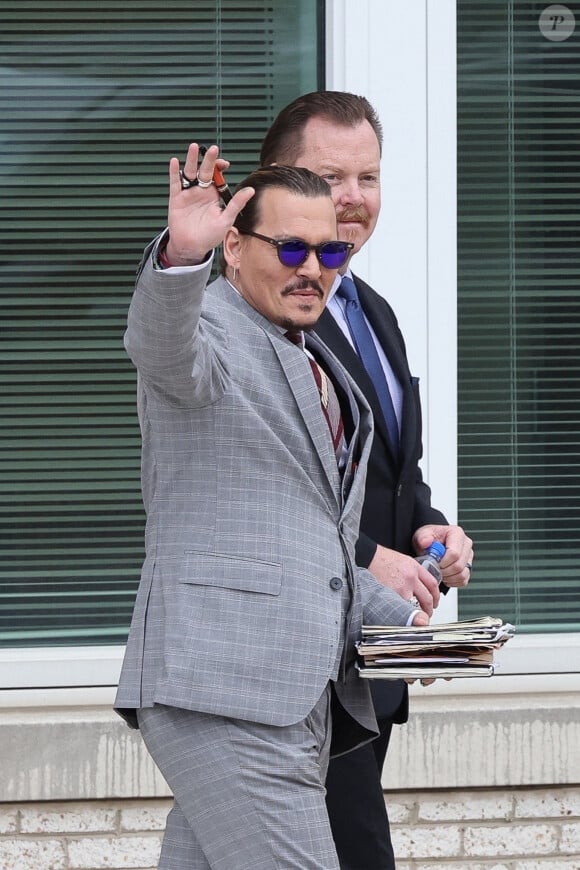 Son grand retour au cinéma devrait remettre un peu de beurre dans les épinards.
Johnny Depp retourne au tribunal après une pause cigarette lors du procès intenté contre son ex-femme, Amber Heard à Fairfax, Virginie, Etats-Unis