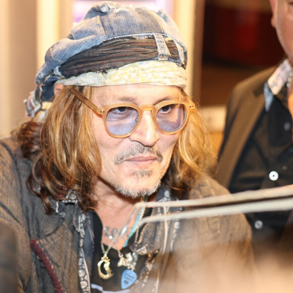 Exclusif - Johnny Depp quitte la projection privée et la masterclass autour du film Donnie Brasco au cinéma du Panthéon à Paris le 26 avril 2023.