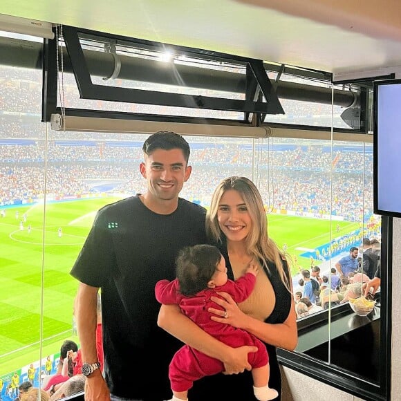 "Quasiment un an depuis cette photo. Je n'ai jamais été aussi fatiguée, mais je n'ai jamais été aussi heureuse", indique-t-elle en commentaire
 
Enzo Zidane emmène sa fille Sia voir un match du Real Madrid pour la première fois.