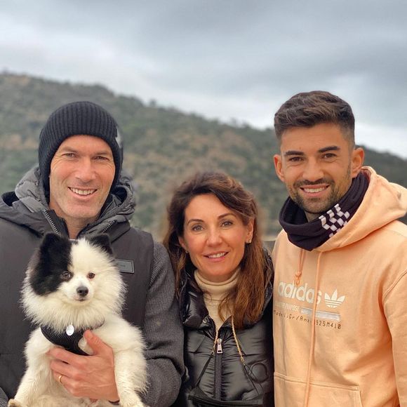Une belle preuve d'amour de la part de la femme d'Enzo Zidane, qui va bientôt pouvoir célébrer le premier anniversaire de sa fille !
 
Zinedine Zidane pose avec sa femme Véronique et leur Enzo au cours de vacances en famille à Ibiza. Instagram.