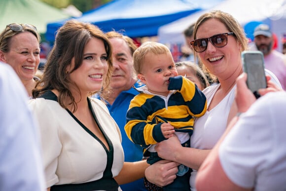 On peut y voir le minois de son nouveau-né.
La princesse Eugenie d'York, enceinte, et la princesse Beatrice d'York assistent au "Big Lunch" du couronnement à Chalfont St Giles (Buckinghamshire), le 7 mai 2023.