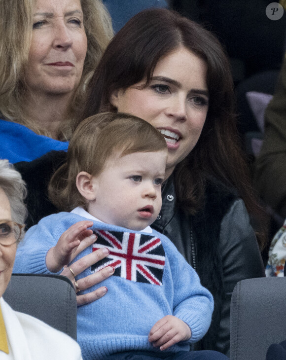 La princesse Eugenie d'York et son fils August - La famille royale d'Angleterre lors de la parade devant le palais de Buckingham, à l'occasion du jubilé de la reine d'Angleterre. le 5 juin 2022