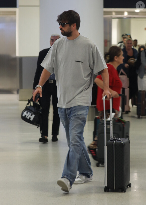 Exclusif - Gerard Pique arrive à l'aéroport de Miami, le 26 avril 2023.