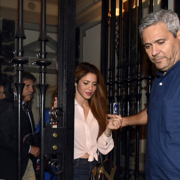Dans une mini robe fendue noire, qui laissait apparaître sa plastique parfaite, la chanteuse a fait sensation sur le tapis rouge
Tonino Mubarak (frère de Shakira) - Shakira sort d'un rendez-vous avec Gerard Piqué et leurs avocats à Barcelone le 15 septembre 2022.
