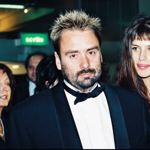 Luc Besson et sa compagne Maïwenn lors des Césars 1995. 