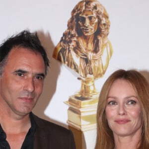 Vanessa Paradis et son mari Samuel Benchetrit (auteur et metteur en scène de la pièce " Maman " dans laquelle Vanessa est nominée) - 33ème " Nuit des Molières " aux Folies Bergère à Paris le 30 Mai 2022. Bertrand Rindoff / Bestimage