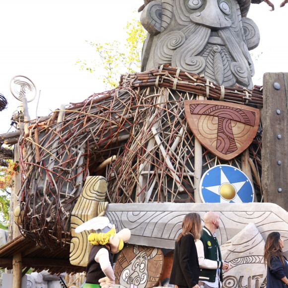 Exclusif - Delphine Pons directrice Générale du parc Astérix, Julien Arruti, Reem Kherici, Elodie Fontan, Philippe Lacheau lors de l'inauguration du festival Toutatis au Parc Asterix à Plailly le 12 mai 2023. © Christophe Aubert via Bestimage