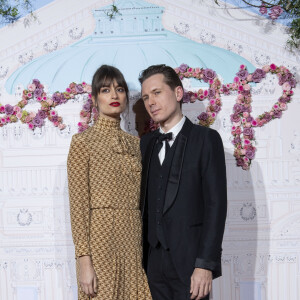 Le 14 mai 2023, la chanteuse a dévoilé à ses fans être enceinte de son premier enfant, fruit de son amour pour Alex Kapranos.
Clara Luciani et son compagnon Alex Kapranos - Photocall du 40ème Gala de Charité AROP (Association pour le Rayonnement de l'Opéra de Paris) à l'Opera Garnier à Paris le 27 février 2020. © Pierre Perusseau/Bestimage