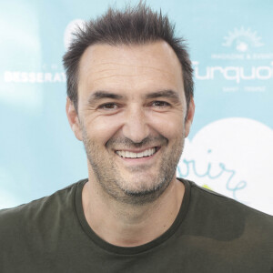 Cyril Lignac lors d'un tournoi de pétanque place des Lices organisé par le magazine Turquoise pour l'association Sourire à la vie à Saint-Tropez le 10 août 2022. © Jack Tribeca / Bestimage