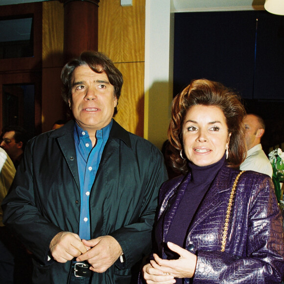 Mais cela n'empêchera pas Bernard Tapie, qui a alors un harem de maîtresses, de tomber sous son charme.
Archive - Bernard Tapie et sa femme Dominique - Inauguration de la Boutique "Bleu comme bleu" a Paris, 2000.